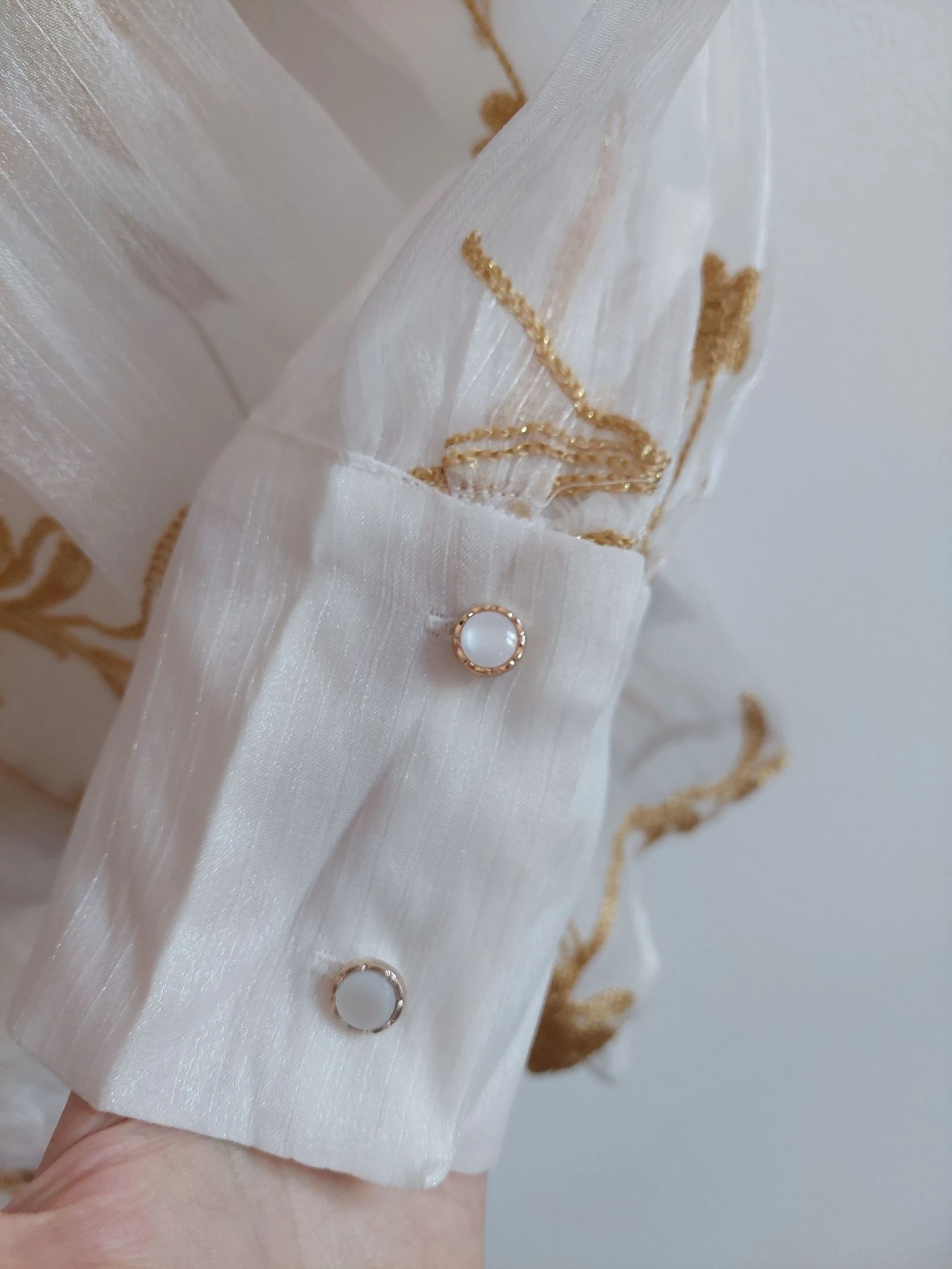 Deslumbrante Blusa Lily Rose Branca e Dourada com Pérolas – photo 6
